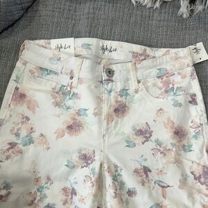 Style & Co. Women's Floral Jeans - Cream Curvy Fit